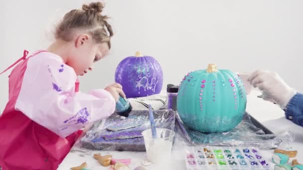 Schilderen Ambachtelijke Pompoen Met Acryl Verf Maken Versierde Zeemeermin Halloween — Stockvideo
