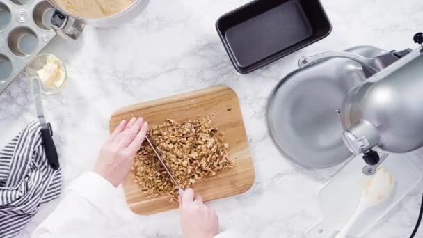 Lapso Tiempo Acostado Paso Paso Picar Nueces Con Cuchillo Cocina — Vídeo de stock