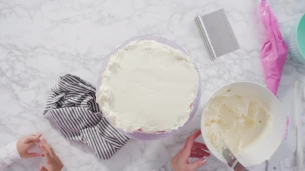 白いイタリアのバタークリームとラウンドFunettiケーキを霜降り — ストック動画