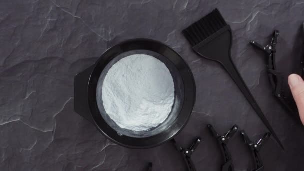 用刷子在黑色搅拌碗中混合染发剂 — 图库视频影像