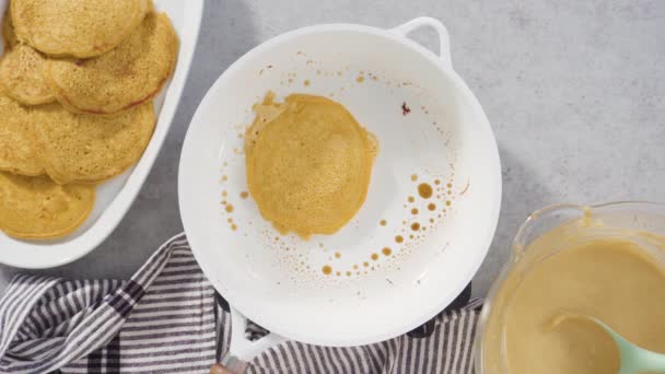 Hacer Crepes Recién Horneados Cocina — Vídeos de Stock