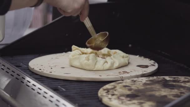 Gotowanie Pizzy Zewnątrz Grill Gazowy — Wideo stockowe