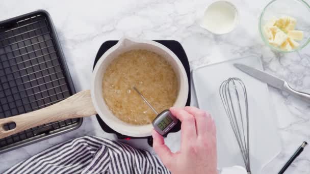 Azúcar Caramelizante Una Olla Pequeña Sobre Pequeña Estufa Eléctrica — Vídeos de Stock