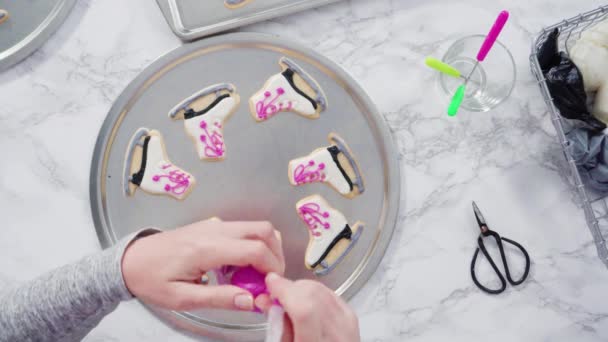 Zdobení Brusle Tvaru Cukru Cookies Růžovou Barvou Královské Polevy — Stock video