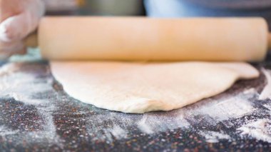 Bireysel küçük pizzalar için pizza hamuru hazırlıyorum..