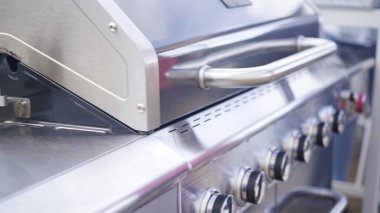 Açık hava ızgarasında pizza pişirmek..