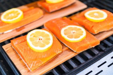 Arka bahçedeki ızgarada ızgara somon..