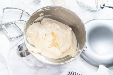 Vanilyalı pasta süslemek için krema yapıyorum..