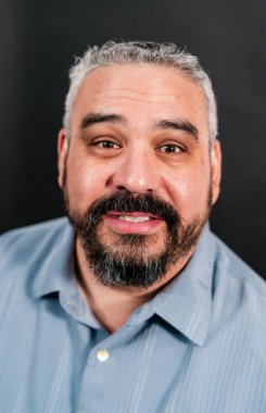 Siyah arka planda orta yaşlı bir iş adamının stüdyo portresi..