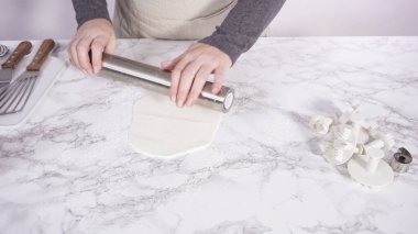 Adım adım. Beyaz fondantımızı mermer tezgahta yuvarlıyoruz..