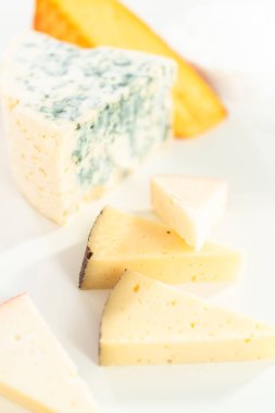 Beyaz arkaplanda geniş kama gurme peyniri çeşitliliği.