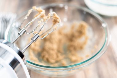 Çiğnenmiş yulaflı kuru üzümlü kurabiyelerin karışımı..