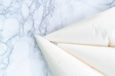 Noel şekerli kurabiyeleri süslemek kraliyet kreması ve şekerlerle.