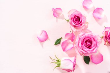 Düz yatıyordu. Pembe güller ve pembe arka planda gül yaprakları.