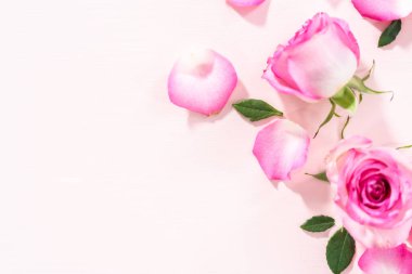 Düz yatıyordu. Pembe güller ve pembe arka planda gül yaprakları.