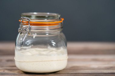 Ekşi mayalı ekmek pişirmek için cam bir mason kavanozunda başlangıç yapıyorum..