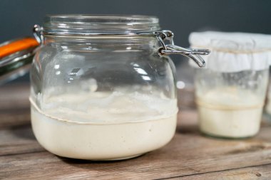 Ekşi mayalı ekmek pişirmek için cam bir mason kavanozunda başlangıç yapıyorum..