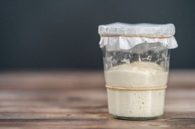 Ekşi mayalı ekmek pişirmek için cam bir mason kavanozunda başlangıç yapıyorum..