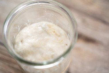 Ekşi mayalı ekmek pişirmek için cam bir mason kavanozunda başlangıç yapıyorum..