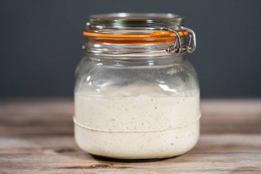 Ekşi mayalı ekmek pişirmek için cam bir mason kavanozunda başlangıç yapıyorum..