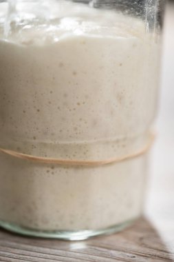 Ekşi mayalı ekmek pişirmek için cam bir mason kavanozunda başlangıç yapıyorum..