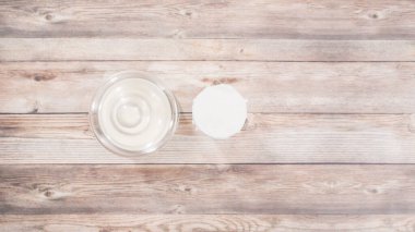 Düz yatıyordu. Ev yapımı mayalı buğday ekmeğini dökme demir Hollanda fırınında pişirmek.