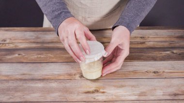 Ev yapımı mayalı buğday ekmeğini dökme demir Hollanda fırınında pişirmek.