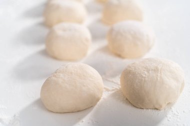 Ev yapımı ekmek yapmak için Fransız merdanesiyle rulo ekmek hamuru..