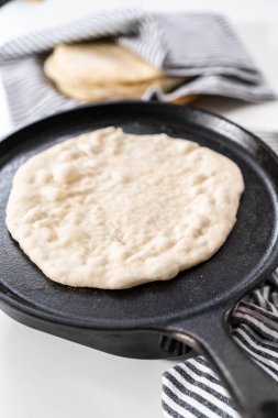 Dökme demir tavada ev yapımı ekmek hazırlıyorum..