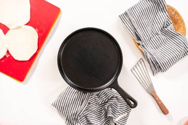 Düz yatıyordu. Dökme demir tavada ev yapımı ekmek hazırlıyorum..