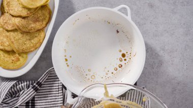 Adım adım. Düz yatıyordu. Kızarmış balkabaklı krep kızartma tavasında hamuru..