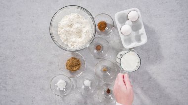 Adım adım. Düz yatıyordu. Bardaktaki malzemeler kabaklı gözleme yapmak için karıştırılmış..