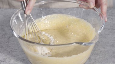 Adım adım. Balkabağı krep hamuru karıştırma kabında.