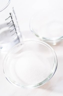 Çikolatalı kek pişirmek için cam kaselerdeki malzemeler..