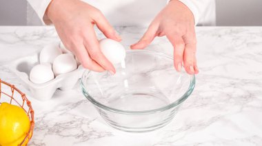 Adım adım. Limonlu kek hazırlamak için karıştırma kabındaki malzemeleri karıştırıyorum..