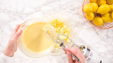 Düz yatıyordu. Adım adım. Limonlu kek hazırlamak için karıştırma kabındaki malzemeleri karıştırıyorum..