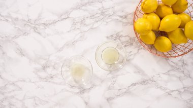 Düz yatıyordu. Adım adım. Küçük bir bardağa taze limon suyu sıkıyorum..