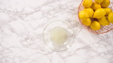 Düz yatıyordu. Adım adım. Küçük bir bardağa taze limon suyu sıkıyorum..