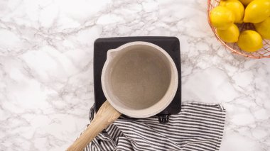 Düz yatıyordu. Adım adım. Bir tencerede şeker şurubu hazırlıyorum..