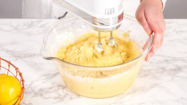 Adım adım. Limonlu kek hazırlamak için karıştırma kabındaki malzemeleri karıştırıyorum..