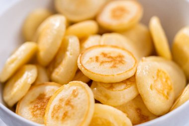 Beyaz kasede taze yapılmış mini krep gevreği..