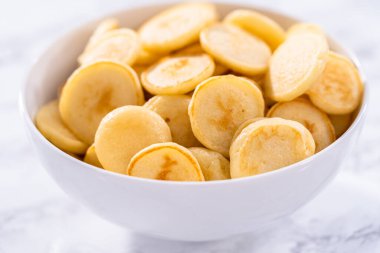 Beyaz kasede taze yapılmış mini krep gevreği..