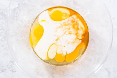 Kırmızı kadife kek hazırlamak için karıştırma kabındaki malzemeleri karıştırıyorum..