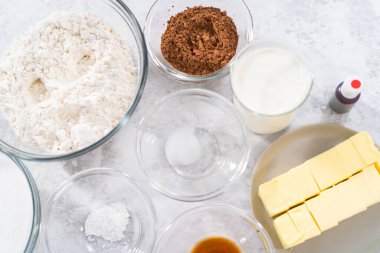 Kırmızı kadife kek hazırlamak için cam karıştırma kabı içeriyor..