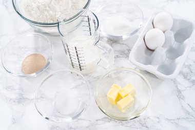 Mutfak masasında çörek pişirmek için gerekli malzemeler..