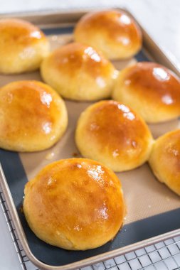 Taze pişmiş brioche çörekleri ve silikon bir paspas..