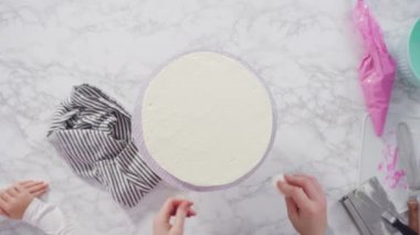 Beyaz İtalyan kremalı, yuvarlak funfetti keki..