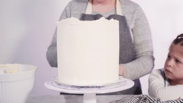 白いイタリアのバタークリームとラウンドFunettiケーキを霜降り — ストック動画