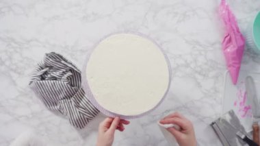 Beyaz İtalyan kremalı, yuvarlak funfetti keki..