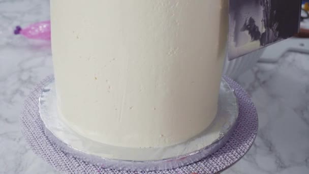 Gâteau Funfetti Rond Glaçant Avec Glaçage Blanc Crème Beurre Italienne — Video